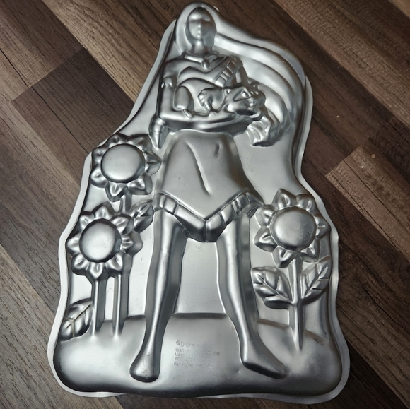 Wilton DISNEY 'POCAHONTAS' VINTAGE ALUMINUM CAKE PAN OR MOLD 1995 - Picture 1 of 3